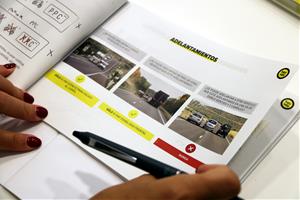 Entra en vigor la nova normativa de trànsit: guants obligatoris per als motoristes i edat mínima de 15 anys als patinets. ACN