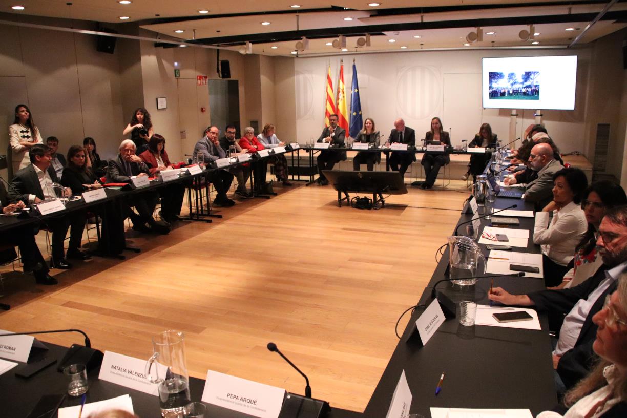 Entre 2.000 i 2.500 persones ja han demanat cita prèvia per iniciar el tràmit presencial de regularització. ACN