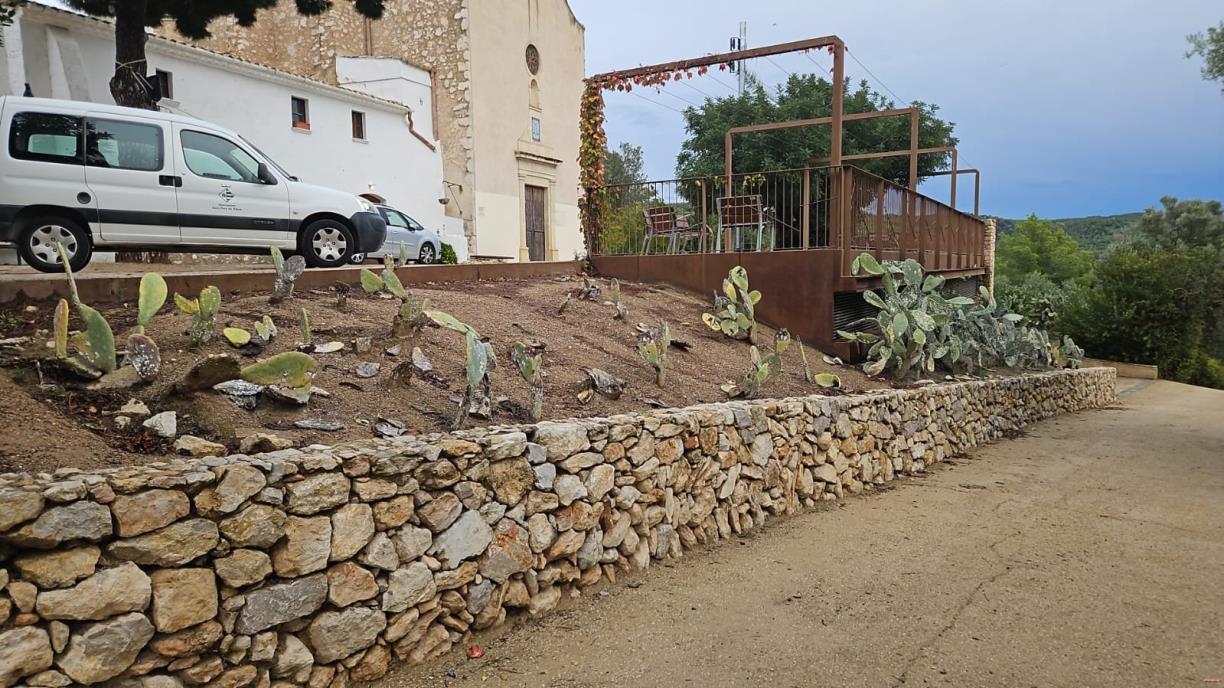 Es retiren les figueres de moro dels parterres de l’Ermita de Sant Pau per una plaga de cotxinilla. Ajt Sant Pere de Ribes