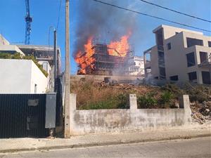 Espectacular incendi en una casa en construcció a les Roquetes . Jordi Borrego
