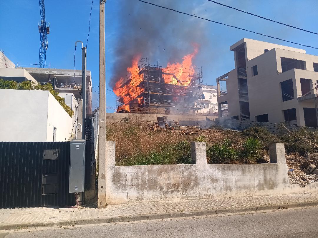Espectacular incendi en una casa en construcció a les Roquetes . Jordi Borrego