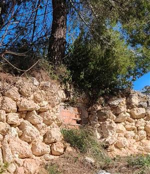 Estat del pou de pedra seca del passatge Federica Montseny de Ribes