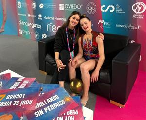 Esther Andreu Jiménez del Club Rítmica Olèrdola amb la seva entrenadora. Eix