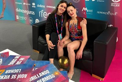 Esther Andreu Jiménez del Club Rítmica Olèrdola amb la seva entrenadora. Eix