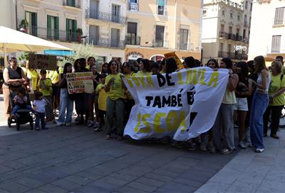 Estudiants d'Igualada protesten per la retallada d'activitats i reclamen una educació pública de qualitat. ACN