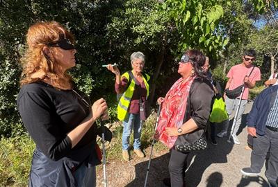 Eva Bolaño i Magda Bandera s’endinsen en l’experiència de la ceguesa a la ruta accessible d’Ortoll a Vilanova. ONCE