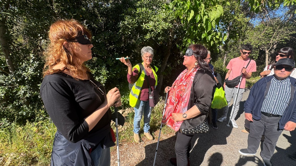 Eva Bolaño i Magda Bandera s’endinsen en l’experiència de la ceguesa a la ruta accessible d’Ortoll a Vilanova. ONCE