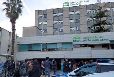 Exterior de l'Hospital Sant Camil durant l’eutanàsia de la Noelia. Eix