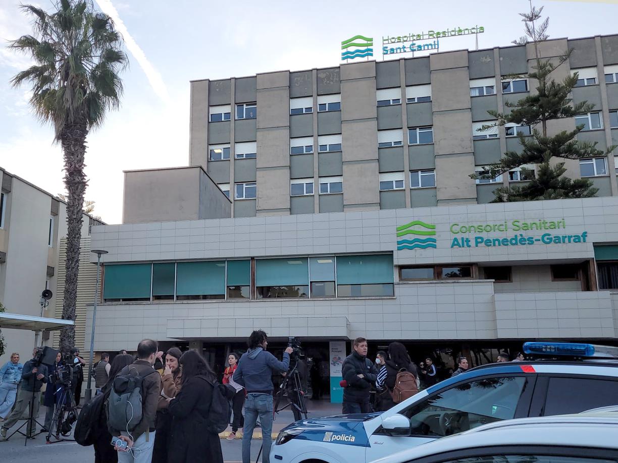 Exterior de l'Hospital Sant Camil durant l’eutanàsia de la Noelia. Eix