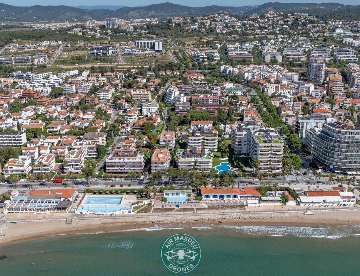 Façana passeig Sitges, Picnic, Kansas i Club de Mar. Air Masdeu Drones
