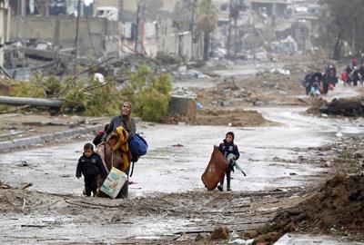 Famílies palestines que fugen del nord de la Franja de Gaza per anar al sud . ACN