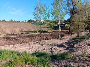 Finalitzen els treballs de manteniment a la riera de l’Adoberia de Vilafranca. Ajuntament de Vilafranca