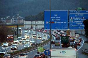 Fins a 18 quilòmetres de retencions a l'A-2 entre Cornellà de Llobregat i Martorell pel tall de l'AP-7 en sentit sud. ACN