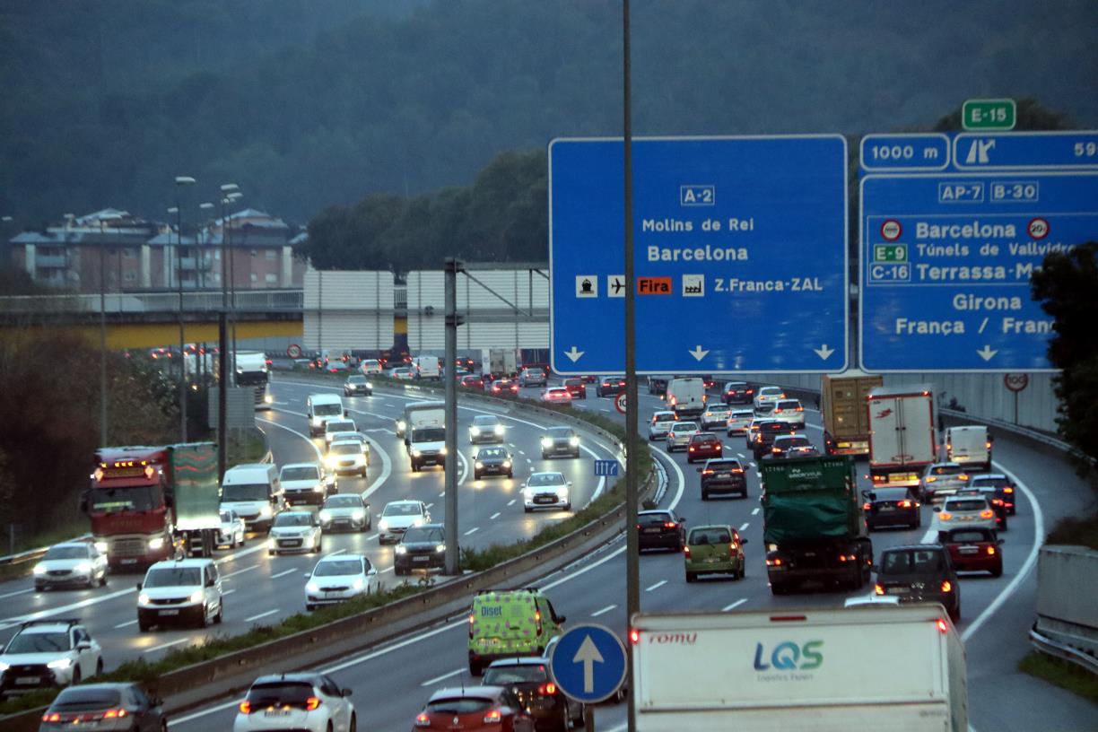 Fins a 18 quilòmetres de retencions a l'A-2 entre Cornellà de Llobregat i Martorell pel tall de l'AP-7 en sentit sud. ACN