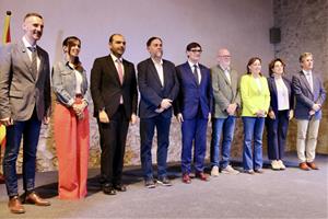 Foto de família d'alcaldes metropolitans, amb Illa, Junqueras i Paneque, per l'acord pel tren orbital. ACN / Àlex Recolons