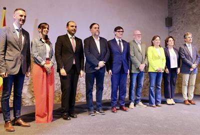 Foto de família d'alcaldes metropolitans, amb Illa, Junqueras i Paneque, per l'acord pel tren orbital. ACN / Àlex Recolons