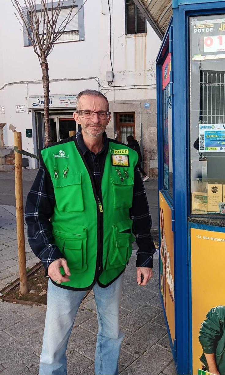 Francisco Jesús García, agent venedor dels jocs responsables de l’Organització, és qui ha portat la sort a Cubelles. ONCE
