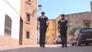 Guàrdies municipals patrullant per Santa Oliva. Eix