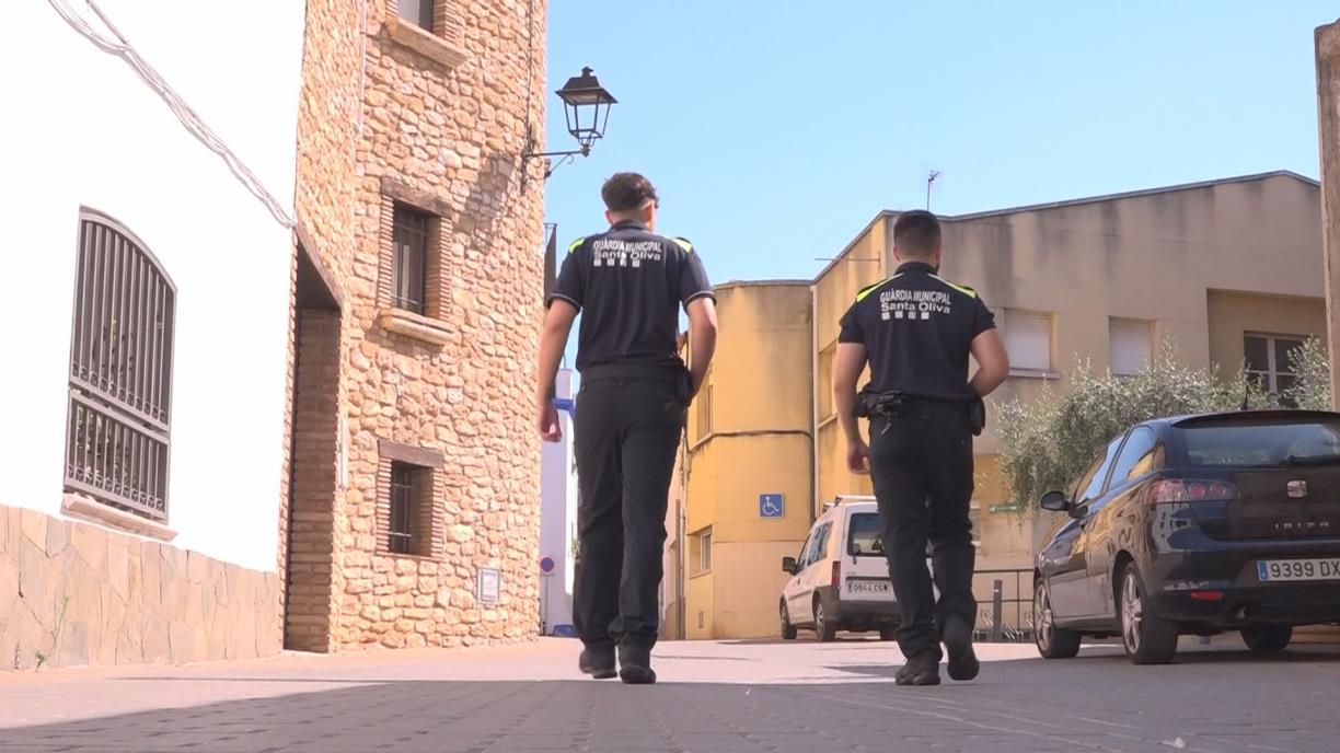 Guàrdies municipals patrullant per Santa Oliva. Eix
