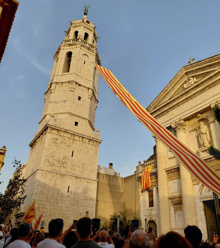Hissada de la senyera amb motiu de la Festa Major 2026. Laura Josende