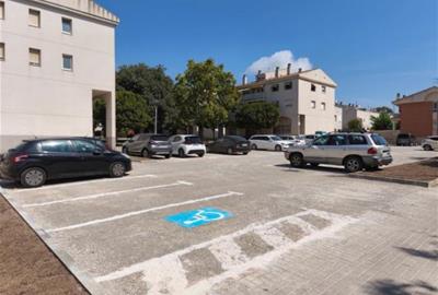 ilanova millora l’aparcament de la Masia Nova amb espais ordenats, itineraris per a vianants i una futura zona enjardinada. Ajuntament de Vilanova