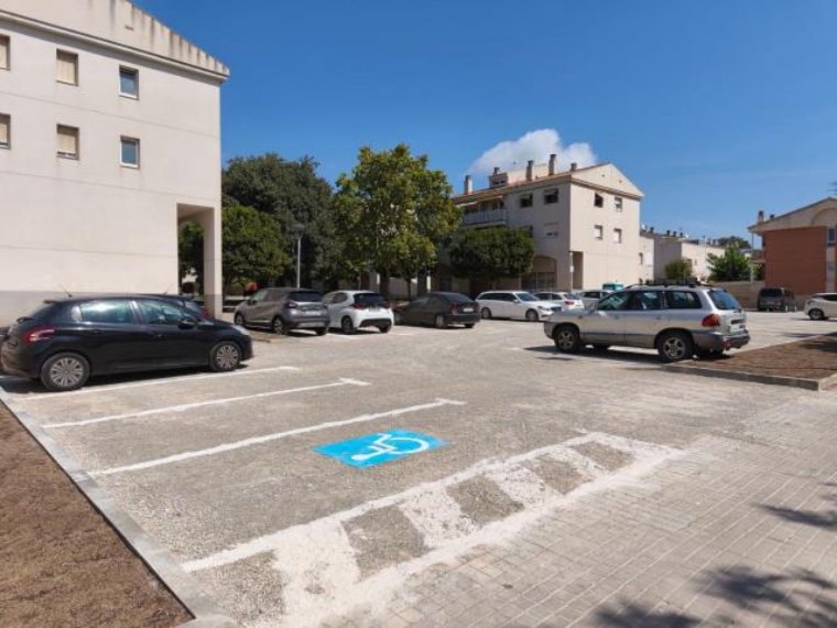 ilanova millora l’aparcament de la Masia Nova amb espais ordenats, itineraris per a vianants i una futura zona enjardinada. Ajuntament de Vilanova