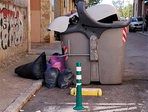 Illes de contenidors amb acumulació de brossa al seu voltant al Vendrell. Eix