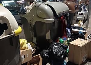 Illes de contenidors amb acumulació de brossa al seu voltant al Vendrell