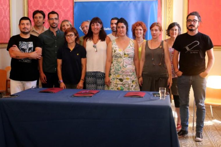 Imatge d'arxiu de la signatura del pacte de govern de 2019 a l'Ajuntament de Vilanova i la Geltrú. EIX