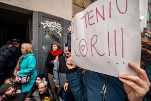Imatge d'arxiu de l'intent de desnonament de la Carmeta. @tgamadeu_photo