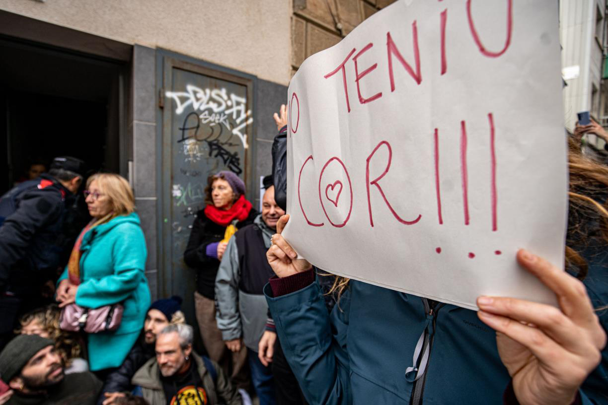 Imatge d'arxiu de l'intent de desnonament de la Carmeta. @tgamadeu_photo