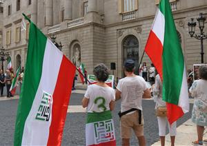 Imatge d'arxiu dels participants en la concentració amb banderes iranianes a la plaça Sant Jaume. ACN / Norma Vidal