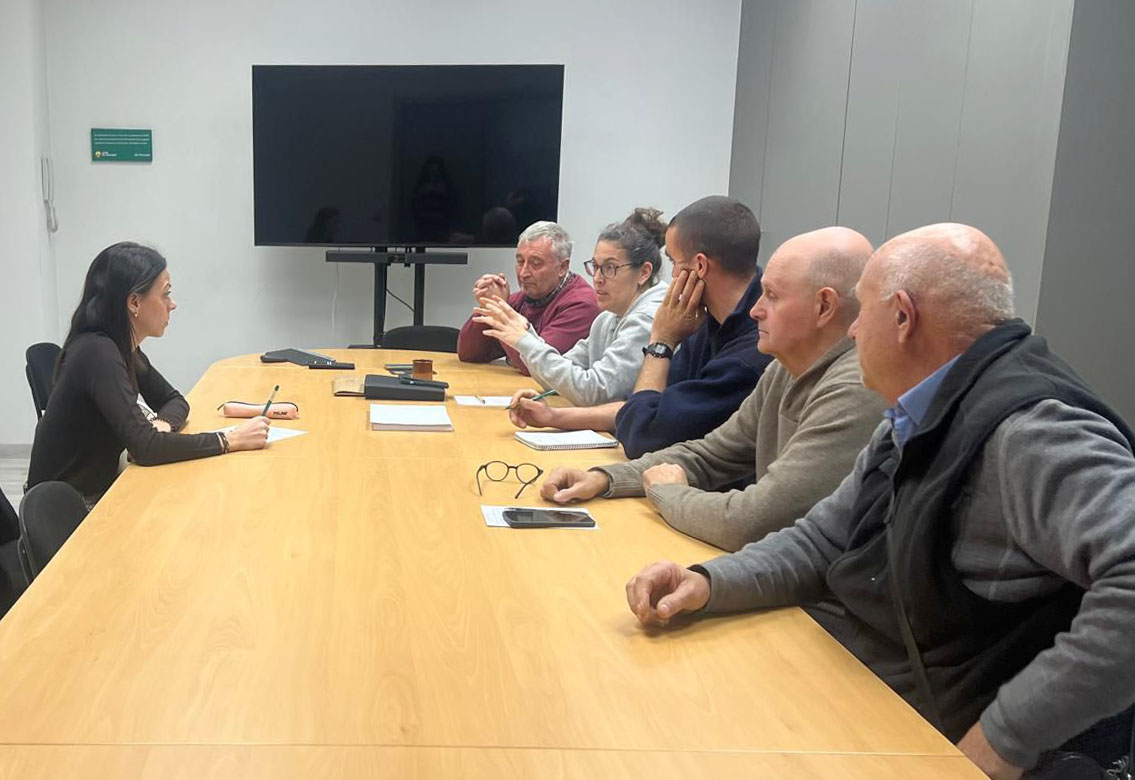 Imatge de la reunió de la diputada Montse Ortiz amb els representants d'Unió de Pagesos. Eix