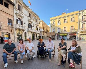 Imatge de la roda de premsa d'ERC 100xCent Vilafranca davant l'Ajuntament. Eix