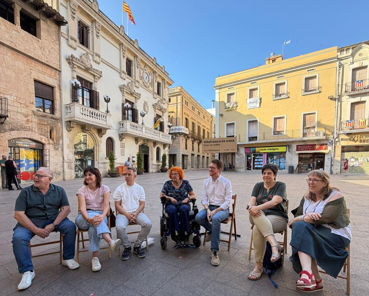 Imatge de la roda de premsa d'ERC 100xCent Vilafranca davant l'Ajuntament. Eix