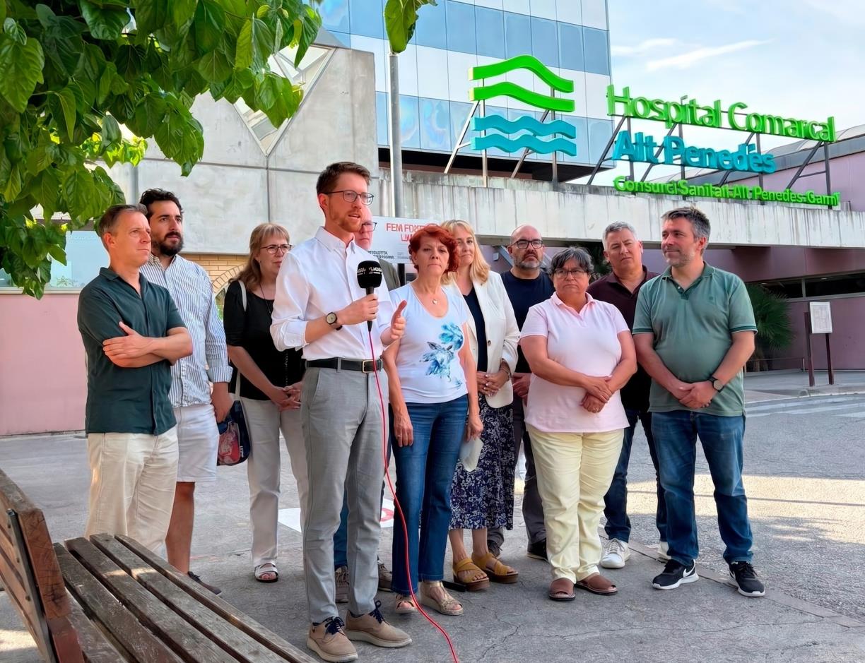 Imatge de la roda de premsa d'ERC Alt Penedès davant l'Hospital de Vilafranca. Eix