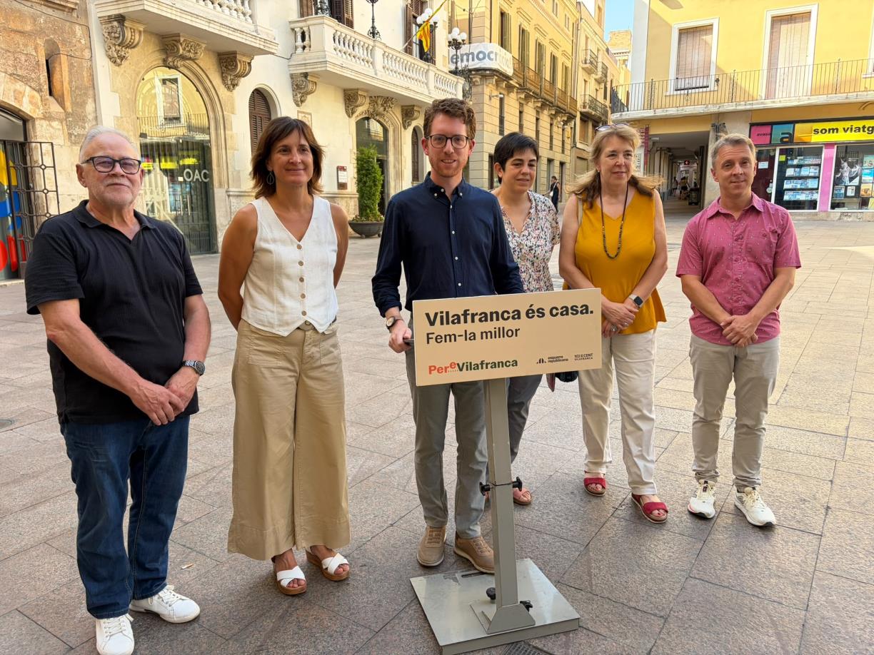 Imatge de la roda de premsa d'ERC Vilafranca davant l'Ajuntament. Eix