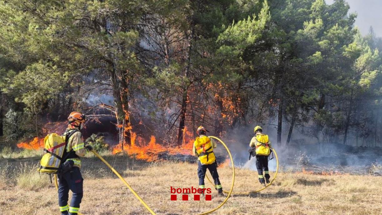Imatge de l'incendi d'Aiguamúrcia. Bombers