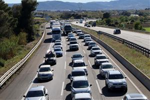 Imatge de trànsit dens i lleugeres retencions a l'AP-7 en sentit nord al seu pas per Banyeres del Penedès, aquest dilluns  . ACN