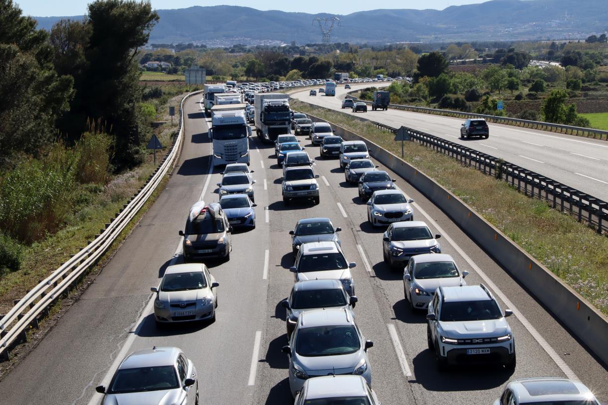 Imatge de trànsit dens i lleugeres retencions a l'AP-7 en sentit nord al seu pas per Banyeres del Penedès, aquest dilluns  . ACN