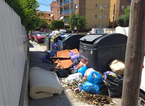 Imatge dels contenidors plens al migdia a Coma-ruga. Alex Blanco 