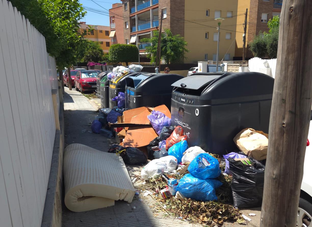 Imatge dels contenidors plens al migdia a Coma-ruga. Alex Blanco 