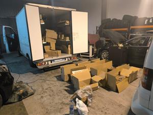 Imatge relacionada amb la intervenció de 630 kg d’haixix en el marc d’una inspecció en un taller a Vilafranca del Penedès. Mossos d'Esquadra