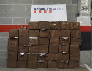 Imatge relacionada amb la intervenció de 630 kg d’haixix en el marc d’una inspecció en un taller a Vilafranca del Penedès