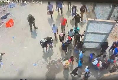 Imatges de la sortida de Ceuta de grups de migrants, facilitades pel govern espanyol. ACN