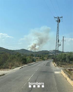 Incendi forestal a Cubelles: Protecció Civil ordena el confinament de diverses urbanitzacions per la presència de fum
