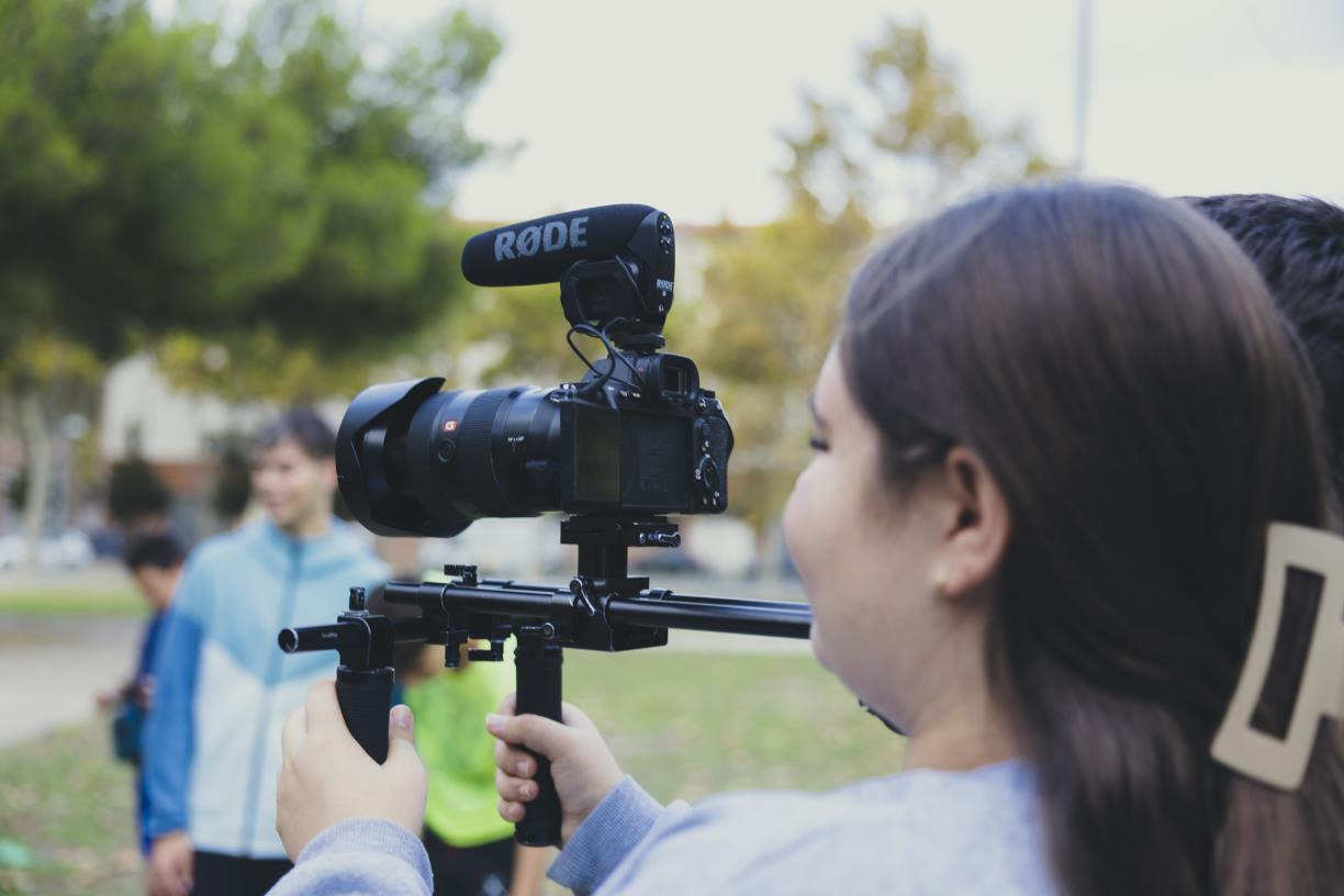 Infants i adolescents del Tacó i l’Armanyà participen en un projecte de creació cinematogràfica comunitària. Diputació de Barcelona