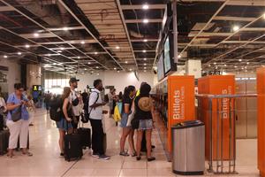 Interromputs els trens de l'R2, R2 Nord i R11 per l'esfondrament d'un pou a l'obra del soterrament a Montcada. ACN