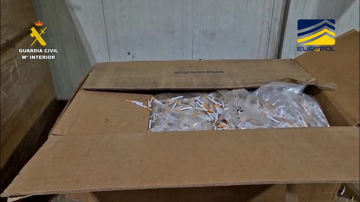 Intervenen més de 100 tones de tabac falsificat produït a Catalunya “en un dels majors comisos de la història d’Espanya”. ACN