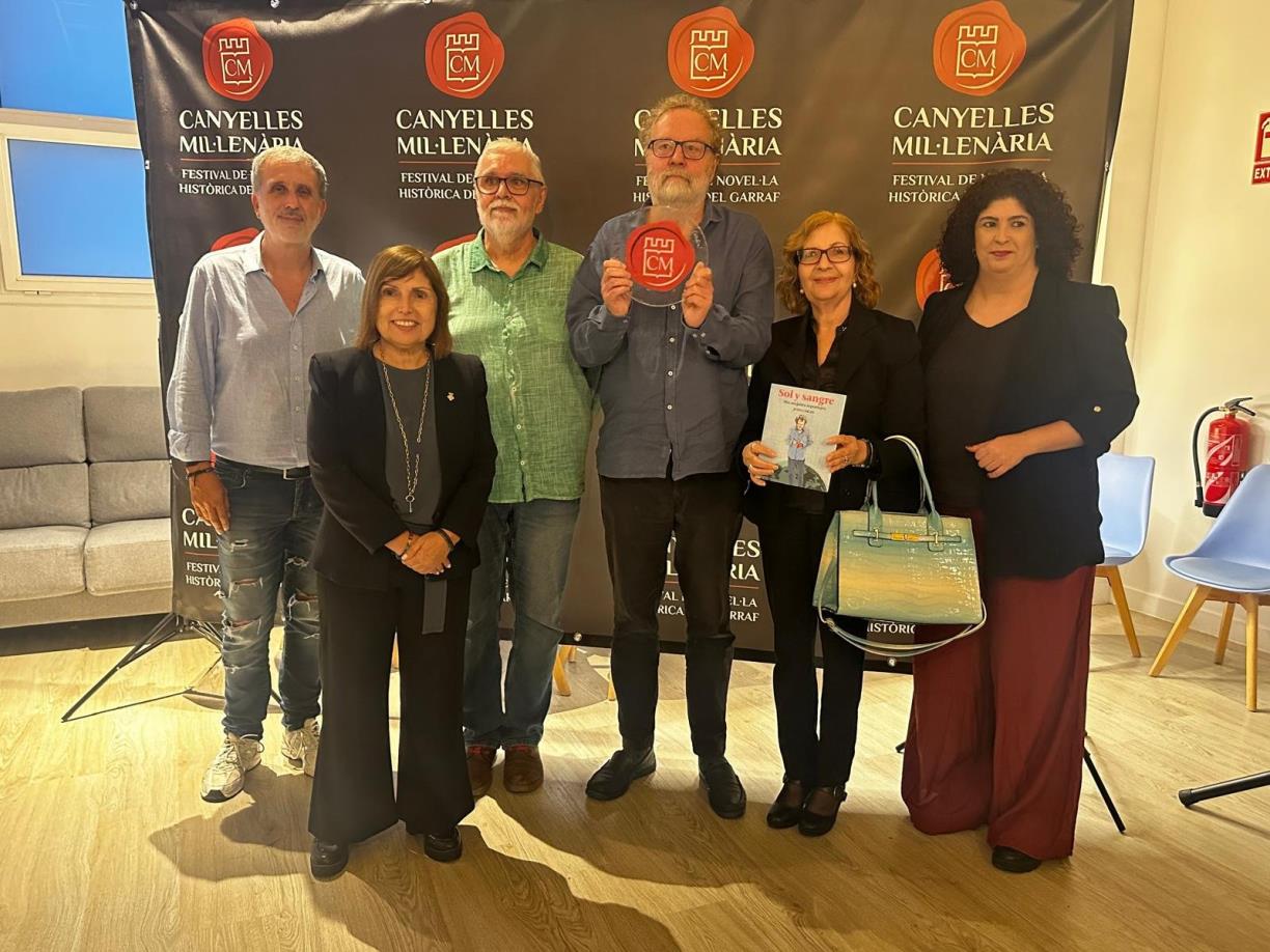 John Carlin rep el Premi a la Trajectòria en Novel·la Històrica Canyelles Mil·lenària. Ajuntament de Canyelles